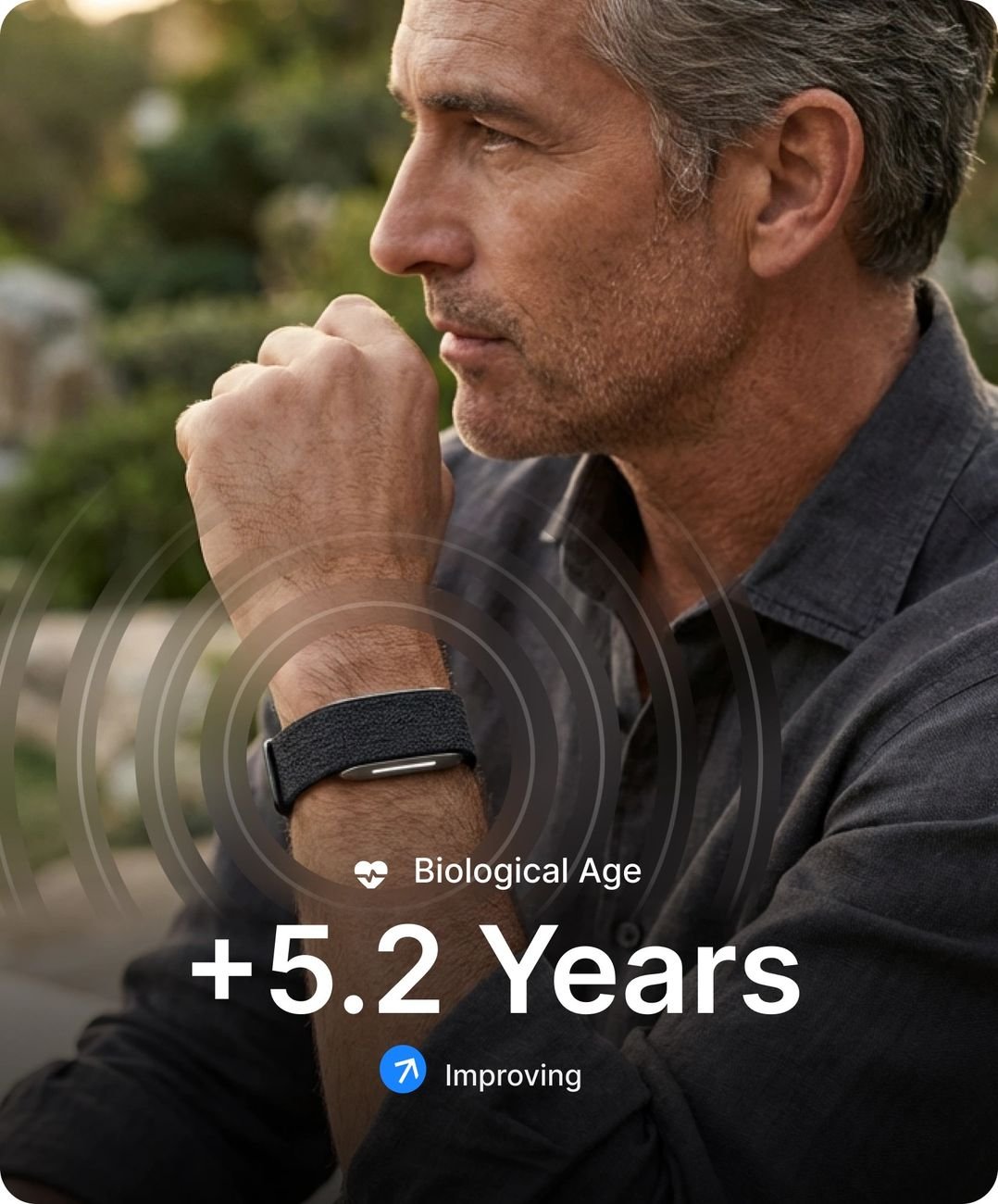 Mann trägt das Hume Band, biologisches Alter und Krankheitsrisiko sind in der App sichtbar